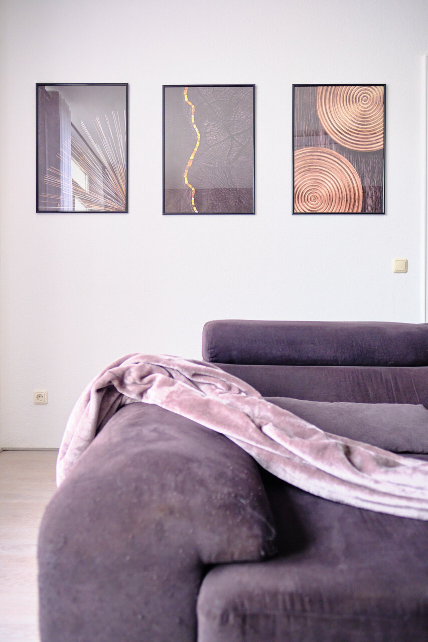 Stylish living room with artworks in the Mülheim an der Ruhr apartment