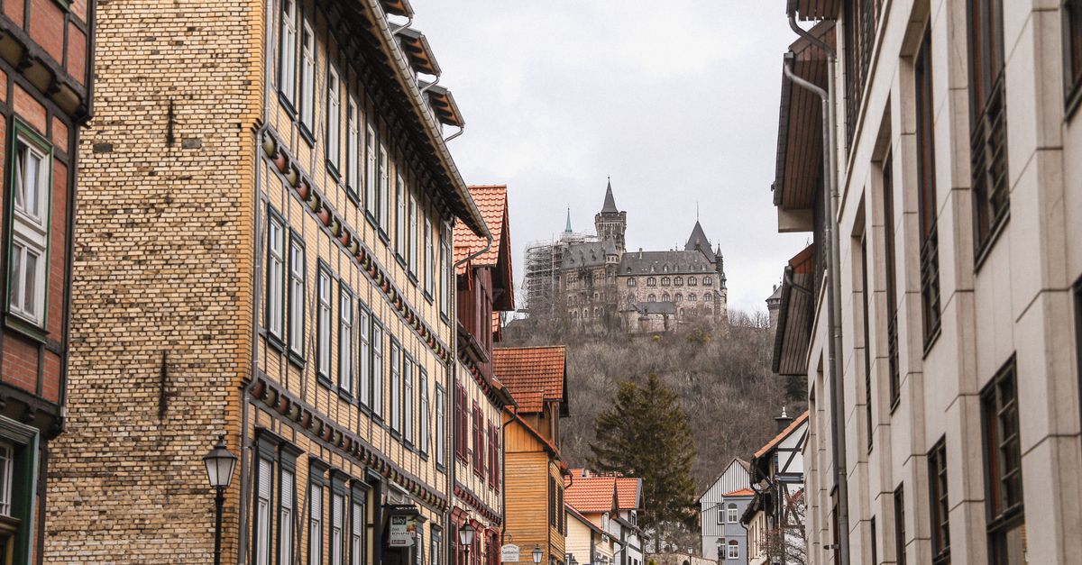 Historische Burg an einem Fluss in Deutschland