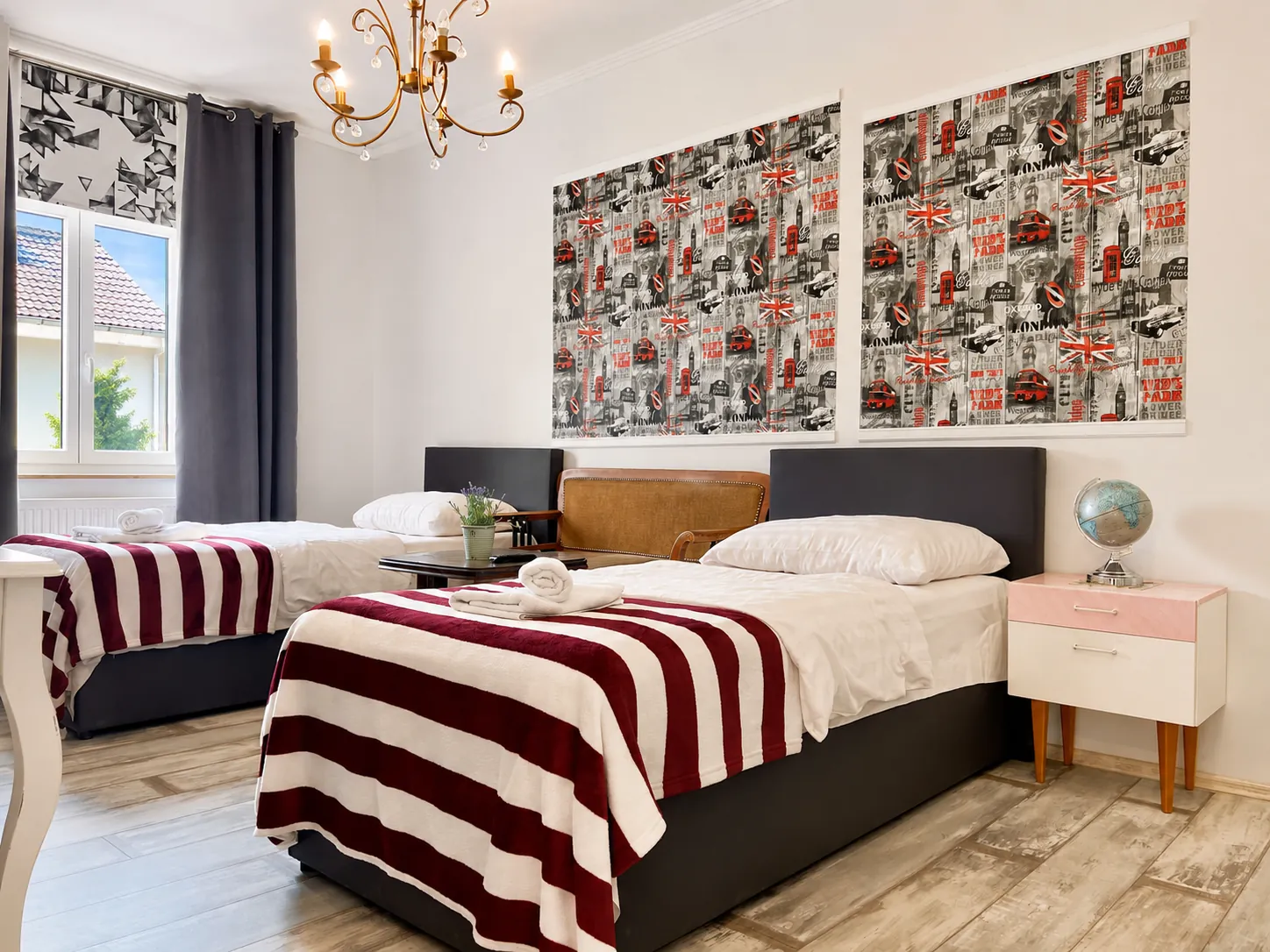 Schlafzimmer der London Suite in Essen mit zwei Einzelbetten und London-Wandbildern